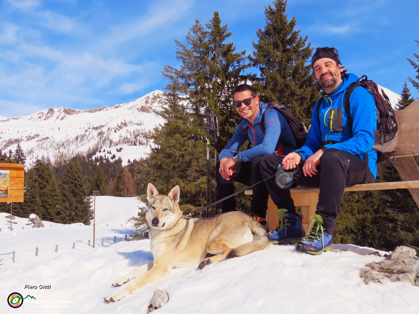 73 Intanto ci sediamo sull'ultima panchina del nostro bell'anello sulla neve.JPG